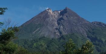 Why is trekking to the summit of Mount Merapi closed