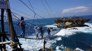 Pantai di Gunungkidul Yang Memiliki Jembatan Gantung Pantai di Gunungkidul Yang Memiliki Jembatan Gantung