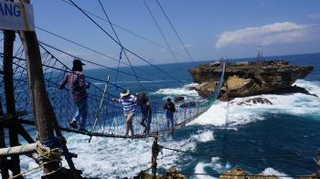 Pantai di Gunungkidul Yang Memiliki Jembatan Gantung